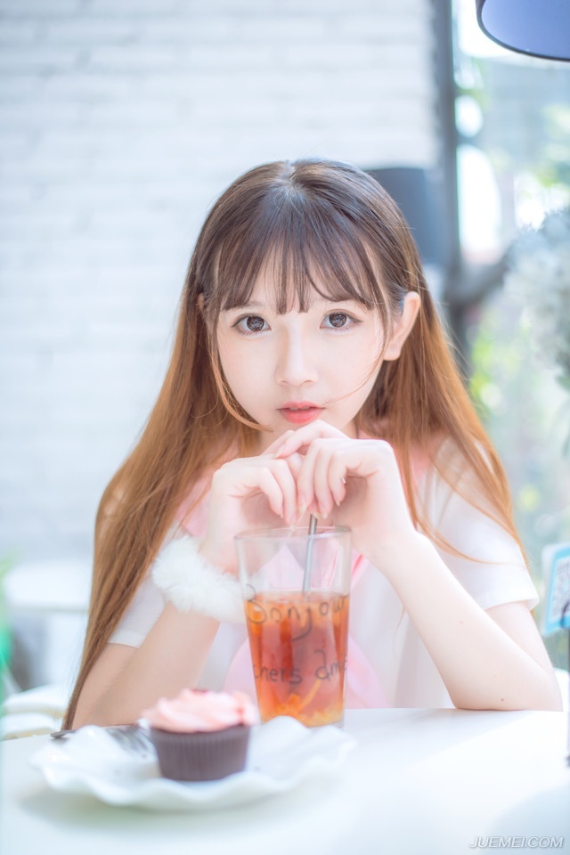 “此为滕盾，是根据南蛮之中的藤甲仿制而成，论及坚固，远超寻常木盾，而且十分轻便。”邓贤在一边解释道。